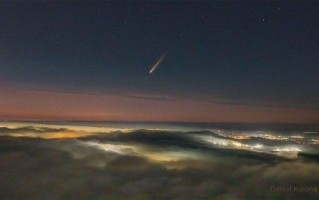 天文剪辑短视频素材 湖面上的紫金山彗星！美爆！#天文科普视频