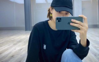 卫衣短视频剪辑 孙俪越活越年轻了，黑色卫衣配牛仔裤造型简单，有一种少女的感觉