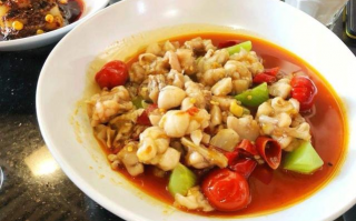 牛蛙制作短视频 想吃牛蛙不会做，大厨教你制作方法，鲜辣开胃真过瘾，一看就会